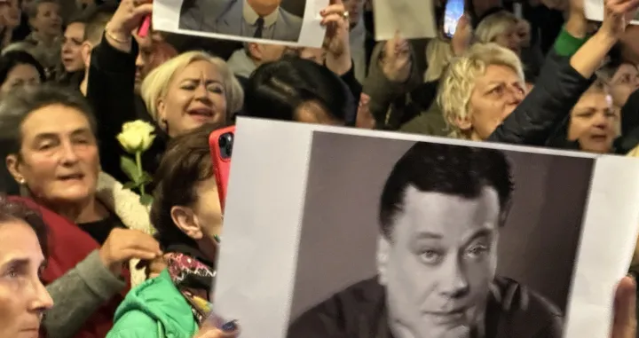 Građani se okupili na platou Skenderije kako bi odali počast Halidu Bešliću/Amir Papić
