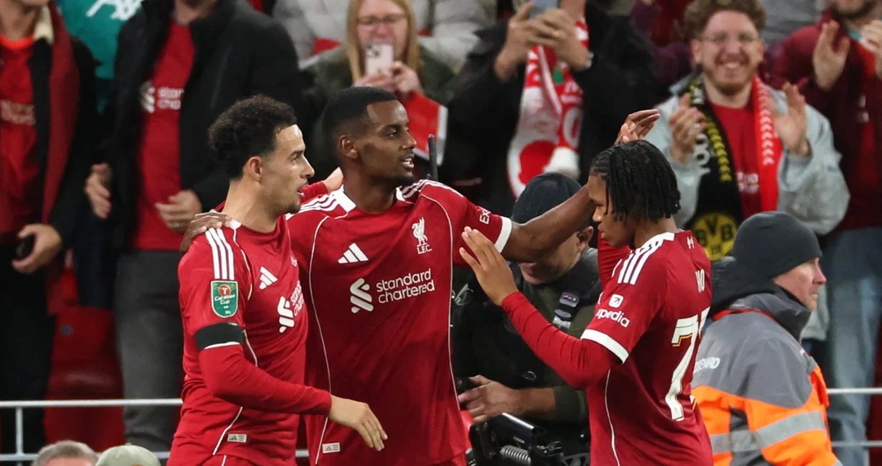 Soccer Football - Carabao Cup - Third Round - Liverpool v Southampton - Anfield, Liverpool, Britain - September 23, 2025 Liverpool's Alexander Isak celebrates scoring their first goal with Curtis Jones and Rio Ngumoha REUTERS/Phil Noble EDITORIAL USE ONLY. NO USE WITH UNAUTHORIZED AUDIO, VIDEO, DATA, FIXTURE LISTS, CLUB/LEAGUE LOGOS OR 'LIVE' SERVICES. ONLINE IN-MATCH USE LIMITED TO 120 IMAGES, NO VIDEO EMULATION. NO USE IN BETTING, GAMES OR SINGLE CLUB/LEAGUE/PLAYER PUBLICATIONS. PLEASE CONTACT YOUR ACCOUNT REPRESENTATIVE FOR FURTHER DETAILS../Foto: Phil Noble