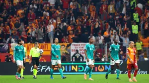 Soccer Football - UEFA Champions League - Galatasaray v Liverpool - Rams Park, Istanbul, Turkey - September 30, 2025 Liverpool's Virgil van Dijk, Ryan Gravenberch, and Ibrahima Konate at half time REUTERS/Murad Sezer/Foto: Murad Sezer
