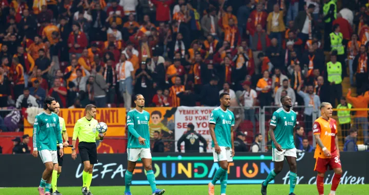 Soccer Football - UEFA Champions League - Galatasaray v Liverpool - Rams Park, Istanbul, Turkey - September 30, 2025 Liverpool's Virgil van Dijk, Ryan Gravenberch, and Ibrahima Konate at half time REUTERS/Murad Sezer/Foto: Murad Sezer