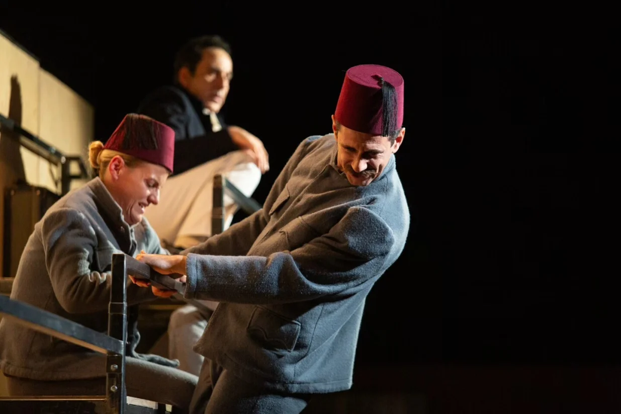 Ostvarenje nastalo prema predlošku romana Aleksandra Hemona/Nikola Blagojević/