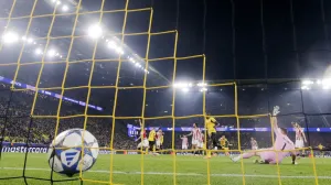 Soccer Football - UEFA Champions League - Borussia Dortmund v Athletic Bilbao - Signal Iduna Park, Dortmund, Germany - October 1, 2025 Borussia Dortmund's Serhou Guirassy scores their third goal past Athletic Bilbao's Unai Simon REUTERS/Leon Kuegeler/Foto: Leon Kuegeler