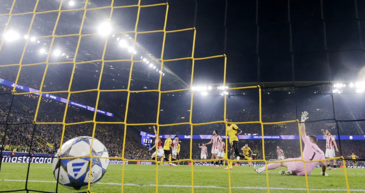 Soccer Football - UEFA Champions League - Borussia Dortmund v Athletic Bilbao - Signal Iduna Park, Dortmund, Germany - October 1, 2025 Borussia Dortmund's Serhou Guirassy scores their third goal past Athletic Bilbao's Unai Simon REUTERS/Leon Kuegeler/Foto: Leon Kuegeler