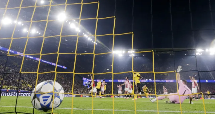 Soccer Football - UEFA Champions League - Borussia Dortmund v Athletic Bilbao - Signal Iduna Park, Dortmund, Germany - October 1, 2025 Borussia Dortmund's Serhou Guirassy scores their third goal past Athletic Bilbao's Unai Simon REUTERS/Leon Kuegeler/Foto: Leon Kuegeler