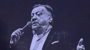 Počelo okupljanje građana na platou Skenderije kako bi odali počast Halidu Bešliću/Senad Gubelić