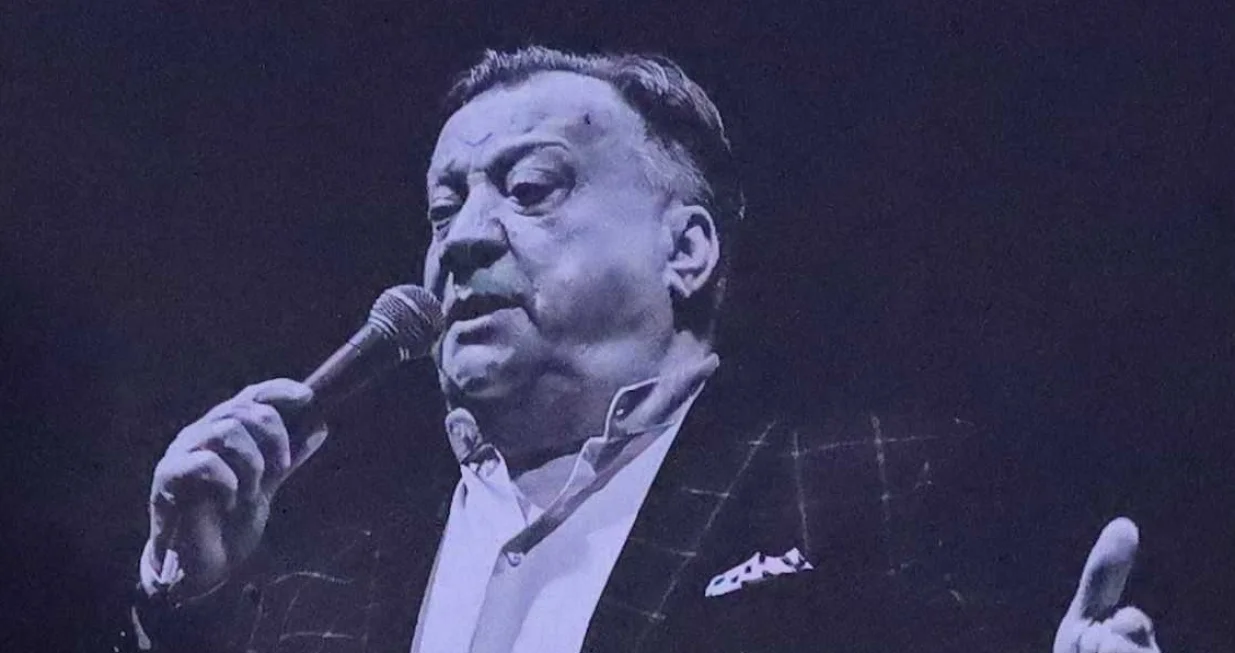 Počelo okupljanje građana na platou Skenderije kako bi odali počast Halidu Bešliću/Senad Gubelić