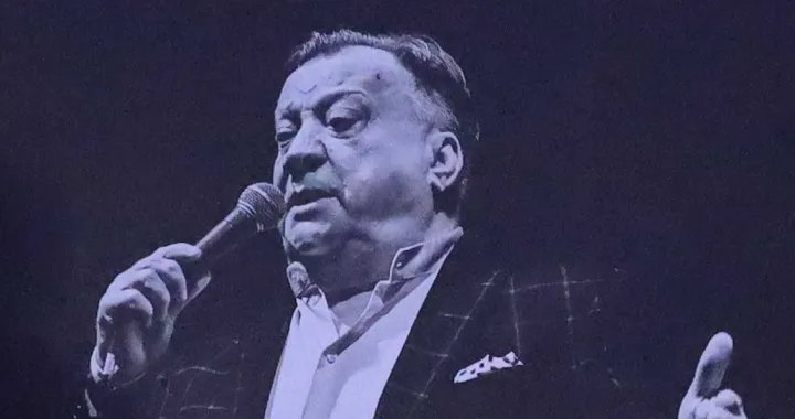 Počelo okupljanje građana na platou Skenderije kako bi odali počast Halidu Bešliću/Senad Gubelić