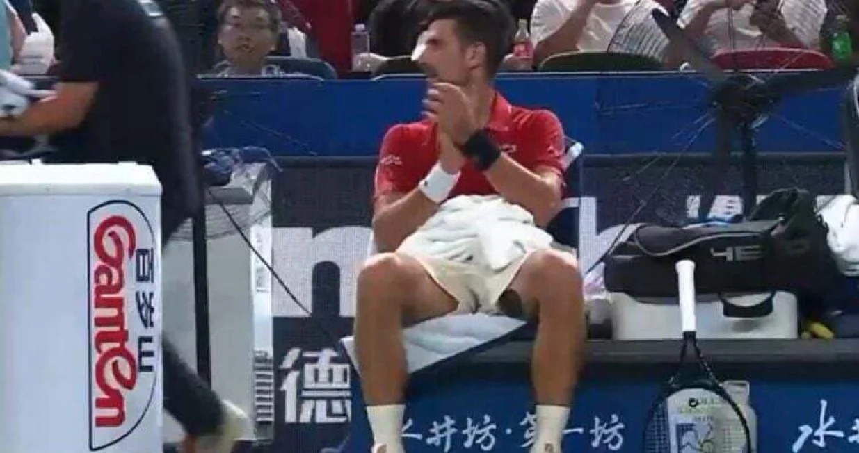 Đoković ironično pljeskao svojim trenerima u loži (FOTO: Screenshot/X)/Foto: 