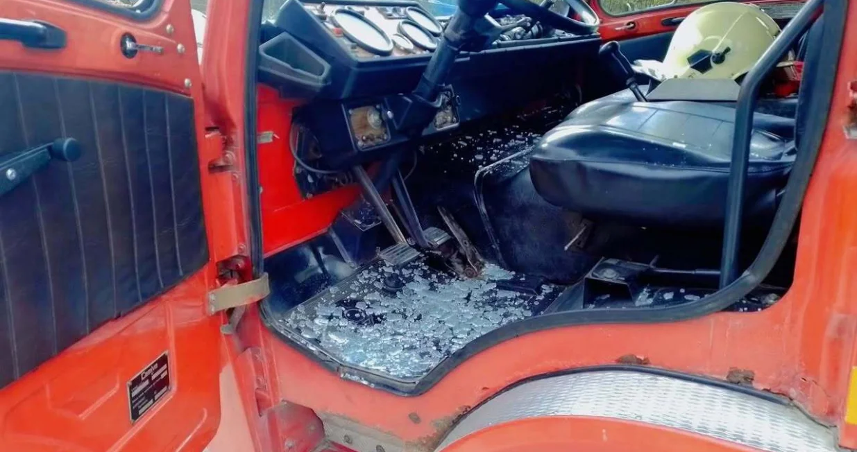 Razbijeno staklo na vozilu vatrogasca/Pvb Gračanica