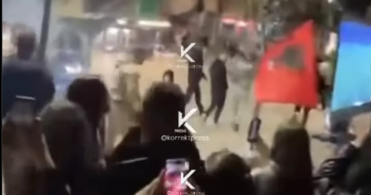 Albanski navijači slave u Pri&scaron;tini/Foto: 