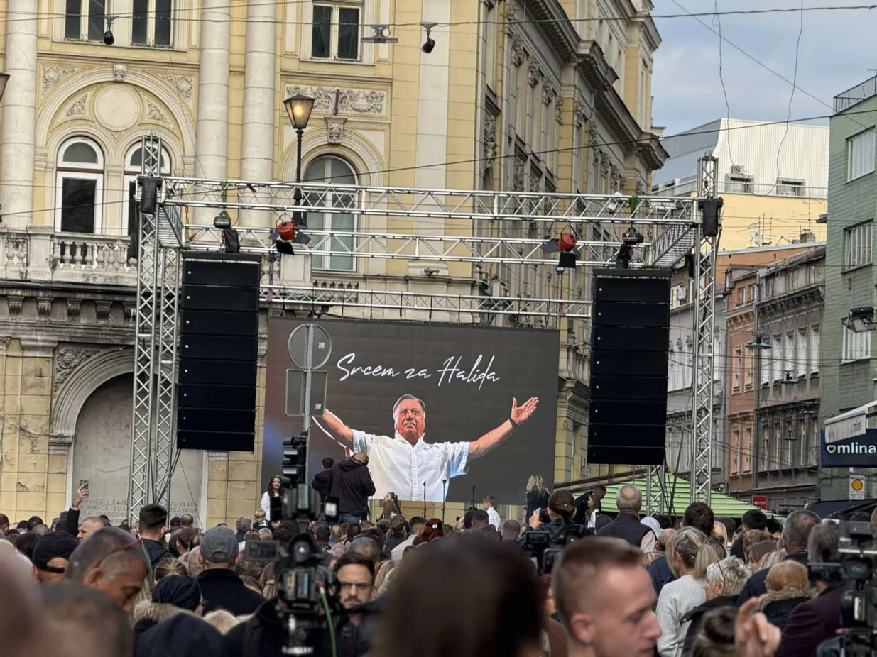Veliki broj građana stigao na skup u čast Halida Bešlića/Mia Konjhodžić