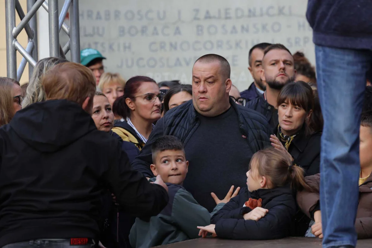 Sarajlije na skupu u čast Halida Bešlića/Senad Gubelić