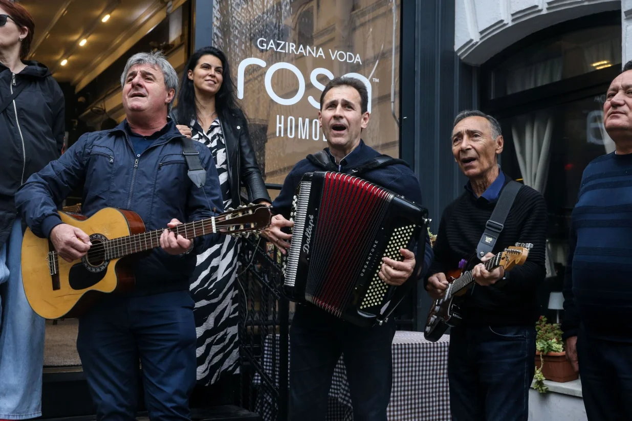 Beograđani na Skadarliji odaju počast Halidu Bešliću/Anadolija