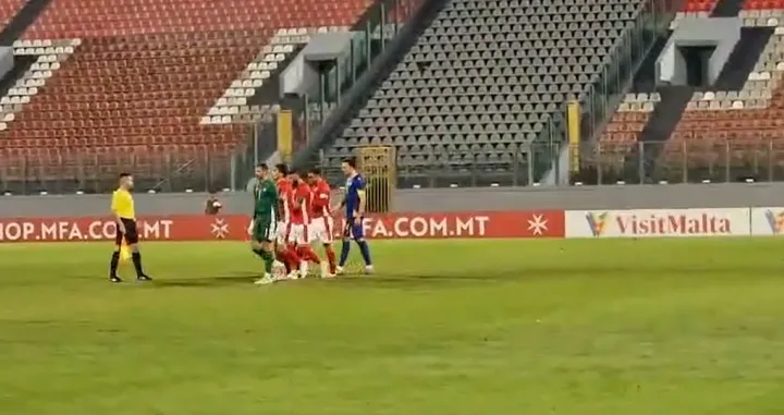 Bonello loptom pogodio Tabakovića (FOTO: Screenshot)/Foto: 