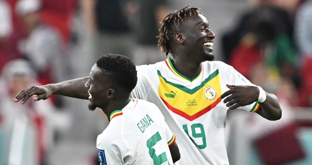 epa10327575 Famara Diedhiou (R) of Sengal celebrates with teammate Idrissa Gana after scoring the 2-0 during the FIFA World Cup 2022 group A soccer match between Qatar and Senegal at Al Thumama Stadium in Doha, Qatar, 25 November 2022. EPA/Noushad Thekkayil/Foto: Noushad Thekkayil