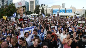 People gather at "Hostages Square" to await the expected return of Israeli hostages, who have been held in Gaza since the deadly October 7, 2023 attack by Hamas, as part of a prisoner-hostage swap and a ceasefire deal between Israel and Hamas, in Tel Aviv, Israel, October 13, 2025. REUTERS/Ronen Zvulun/Ronen Zvulun