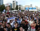 People gather at "Hostages Square" to await the expected return of Israeli hostages, who have been held in Gaza since the deadly October 7, 2023 attack by Hamas, as part of a prisoner-hostage swap and a ceasefire deal between Israel and Hamas, in Tel Aviv, Israel, October 13, 2025. REUTERS/Ronen Zvulun/Ronen Zvulun