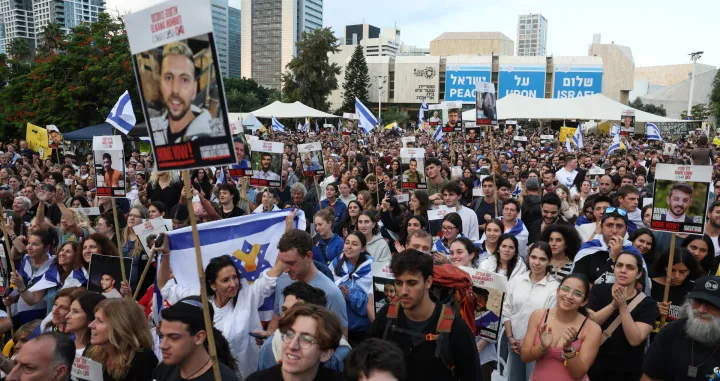 People gather at "Hostages Square" to await the expected return of Israeli hostages, who have been held in Gaza since the deadly October 7, 2023 attack by Hamas, as part of a prisoner-hostage swap and a ceasefire deal between Israel and Hamas, in Tel Aviv, Israel, October 13, 2025. REUTERS/Ronen Zvulun/Ronen Zvulun