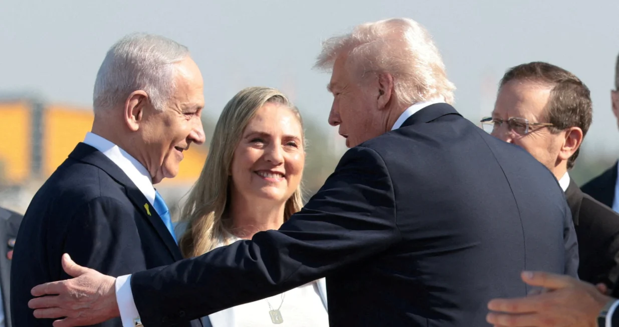 Israeli Prime Minister Benjamin Netanyahu welcomes U.S. President Donald Trump at Ben Gurion International Airport, amid a U.S.-brokered prisoner-hostage swap and ceasefire deal between Israel and Hamas, in Lod, Israel, October 13, 2025. REUTERS/Evelyn Hockstein  TPX IMAGES OF THE DAY/Evelyn Hockstein