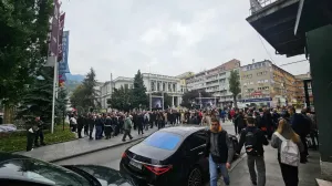 NPS, Narodno pozorište Sarajevo, ljudi, gužva, Halid Bešlić, komemoracija/Oslobođenje