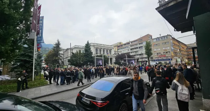 NPS, Narodno pozorište Sarajevo, ljudi, gužva, Halid Bešlić, komemoracija/Oslobođenje