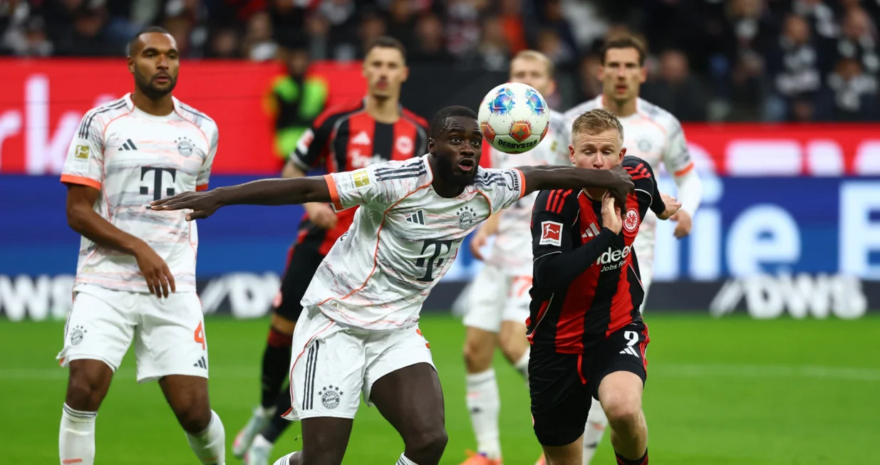 Soccer Football - Bundesliga - Eintracht Frankfurt v Bayern Munich - Deutsche Bank Park, Frankfurt, Germany - October 4, 2025 Bayern Munich's Dayot Upamecano in action with Eintracht Frankfurt's Jonathan Burkardt REUTERS/Kai Pfaffenbach DFL REGULATIONS PROHIBIT ANY USE OF PHOTOGRAPHS AS IMAGE SEQUENCES AND/OR QUASI-VIDEO./Foto: Kai Pfaffenbach