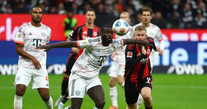 Soccer Football - Bundesliga - Eintracht Frankfurt v Bayern Munich - Deutsche Bank Park, Frankfurt, Germany - October 4, 2025 Bayern Munich's Dayot Upamecano in action with Eintracht Frankfurt's Jonathan Burkardt REUTERS/Kai Pfaffenbach DFL REGULATIONS PROHIBIT ANY USE OF PHOTOGRAPHS AS IMAGE SEQUENCES AND/OR QUASI-VIDEO./Foto: Kai Pfaffenbach