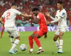 epa10341915 Alphonso Davies (C) of Canada in action against Achraf Hakimi (L) of Morocco during the FIFA World Cup 2022 group F soccer match between Canada and Morocco at Al Thumama Stadium in Doha, Qatar, 01 December 2022. EPA/Mohamed Messara/Foto: Mohamed Messara