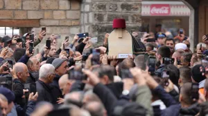 Rijeke ljudi pristižu kod Begove džamije, harem prepun, klanja se podne pa će dzenaza/Senad Gubelić 