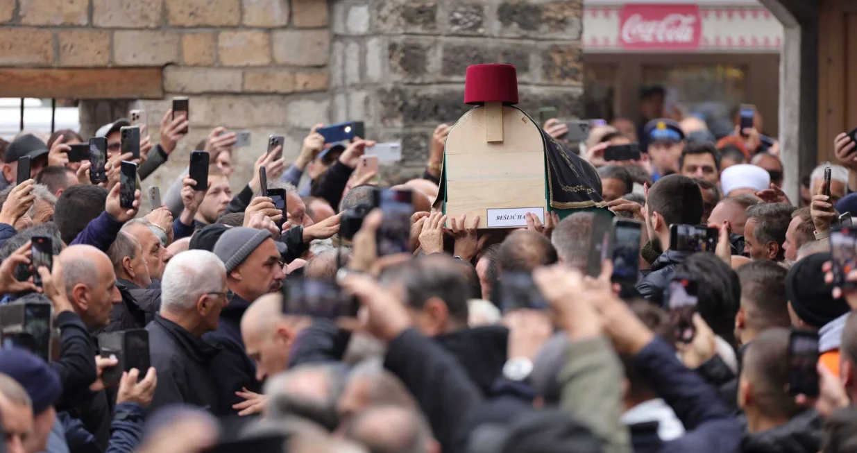 Rijeke ljudi pristižu kod Begove džamije, harem prepun, klanja se podne pa će dzenaza/Senad Gubelić 