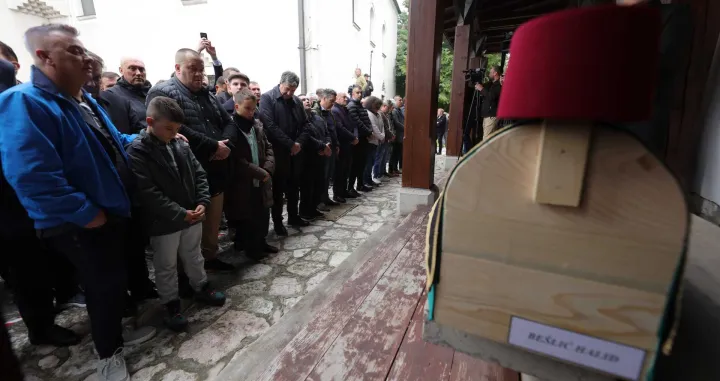 Halid Bešlić, dženaza, Begova džamija, Sarajevo, rijeka ljudi/Senad Gubelić