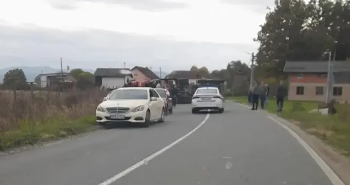 Kamion je nakon prevrtanja ostao na kolovozu/Društvene mreže/