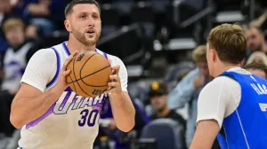 Oct 13, 2025; Salt Lake City, Utah, USA; Utah Jazz center Jusuf Nurkić (30) lines up his shot during the second half over Dallas Mavericks forward Cooper Flagg (32) at Delta Center. Mandatory Credit: Peter Creveling-Imagn Images/Foto: Peter Creveling