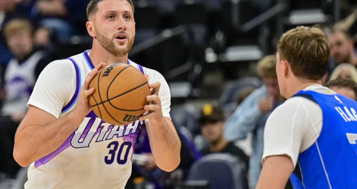 Oct 13, 2025; Salt Lake City, Utah, USA; Utah Jazz center Jusuf Nurkić (30) lines up his shot during the second half over Dallas Mavericks forward Cooper Flagg (32) at Delta Center. Mandatory Credit: Peter Creveling-Imagn Images/Foto: Peter Creveling