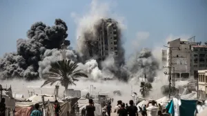 GAZA GRAD, POJAS GAZE, 5. SEPTEMBAR: Dim i prašina dižu se iz tornja Mushtaha, koji se nalazi zapadno od grada Gaze, nakon što su ga pogodili izraelski zračni napadi u Pojasu Gaze 5. septembra 2025. (Ali Jadallah - Anadolu Agency)/