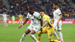 Soccer Football - FIFA World Cup - UEFA Qualifiers - Group H - Romania v Austria - Arena Nationala, Bucharest, Romania - October 12, 2025 Austria's David Alaba in action with Romania's Dennis Man Inquam Photos via REUTERS/Bogdan Buda ROMANIA OUT. NO COMMERCIAL OR EDITORIAL SALES IN ROMANIA. THIS IMAGE HAS BEEN SUPPLIED BY A THIRD PARTY./Foto: Bogdan Buda