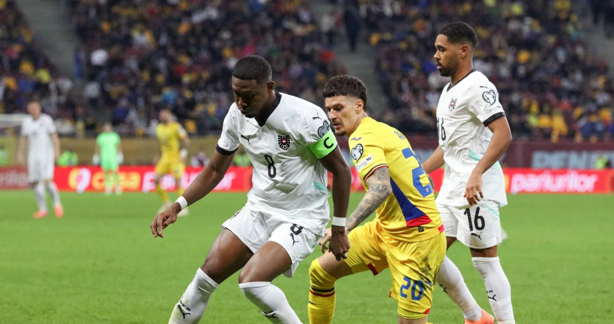 Soccer Football - FIFA World Cup - UEFA Qualifiers - Group H - Romania v Austria - Arena Nationala, Bucharest, Romania - October 12, 2025 Austria's David Alaba in action with Romania's Dennis Man Inquam Photos via REUTERS/Bogdan Buda ROMANIA OUT. NO COMMERCIAL OR EDITORIAL SALES IN ROMANIA. THIS IMAGE HAS BEEN SUPPLIED BY A THIRD PARTY./Foto: Bogdan Buda