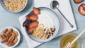 Jogurt s voćem i zobenim pahuljicama//