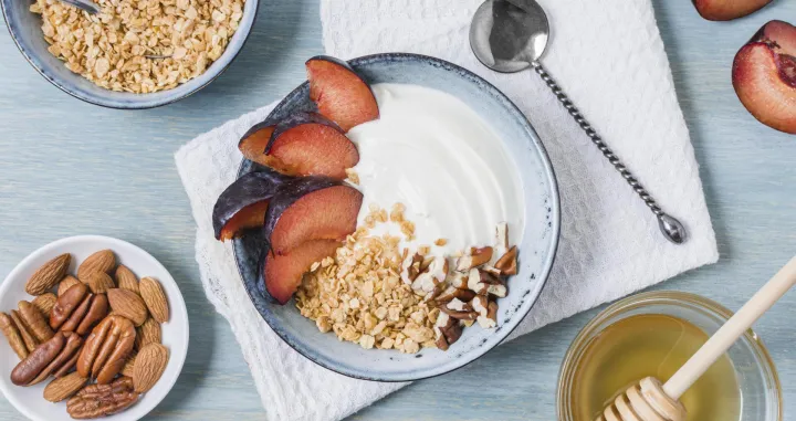 Jogurt s voćem i zobenim pahuljicama//