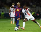 Soccer Football - UEFA Champions League - FC Barcelona v Paris St Germain - Estadi Olimpic Lluis Companys, Barcelona, Spain - October 1, 2025 FC Barcelona's Lamine Yamal in action with Paris St Germain's Nuno Mendes REUTERS/Albert Gea/Foto: Albert Gea