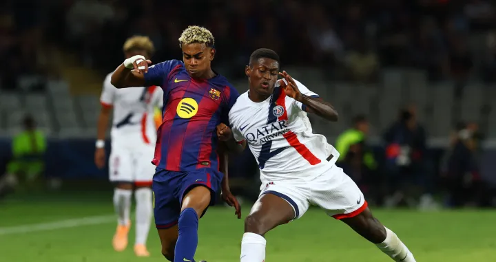 Soccer Football - UEFA Champions League - FC Barcelona v Paris St Germain - Estadi Olimpic Lluis Companys, Barcelona, Spain - October 1, 2025 FC Barcelona's Lamine Yamal in action with Paris St Germain's Nuno Mendes REUTERS/Albert Gea/Foto: Albert Gea