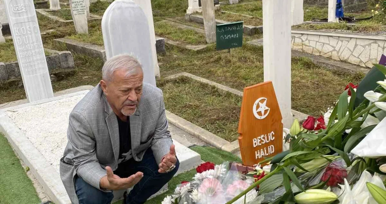 Emir Hažihafizbegović na mezaru Halida Bešlića//