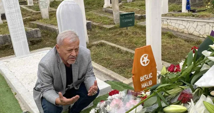 Emir Hažihafizbegović na mezaru Halida Bešlića//