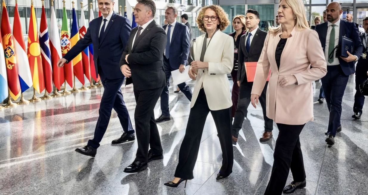 Članovi Predsjedni&scaron;tva BiH - &Scaron;ekerinska - NATO Deputy Secretary General, Radmila Shekerinska hosts the Chair and members of the Tripartite Presidency of Bosnia and Herzegovina, Željka Cvijanović, Željko Kom&scaron;ić, and Denis Bećirović, at NATO Headquarters/Foto: Nato