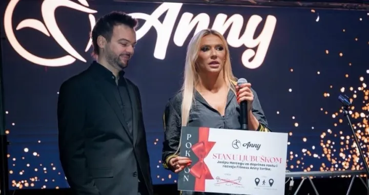 Anny Chanel ponovo iznenadila/Instagram//