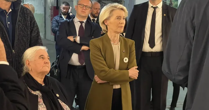 SREBRENICA, 14. oktobra (FENA) - Predsjednica Evropske komisije Ursula von der Leyen započela je danas svoju zvaničnu posjetu Bosni i Hercegovini obilaskom Memorijalnog centra Srebrenica. (Foto FENA/Kadira Šakić)/Kadira Šakić