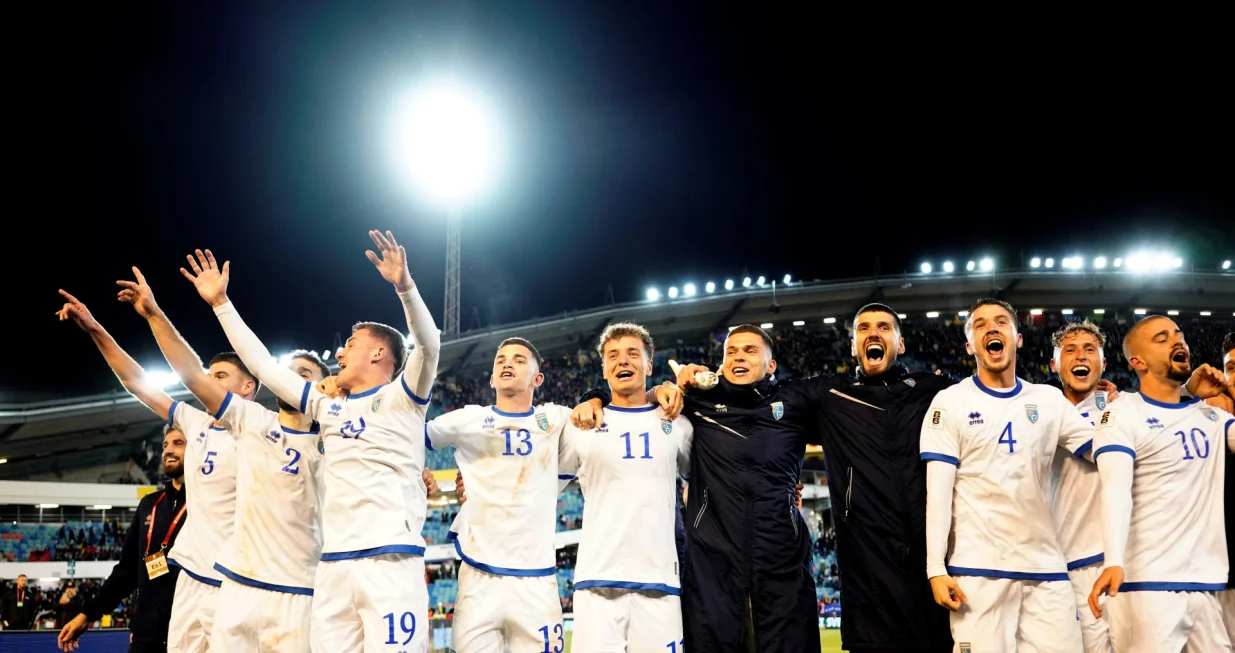 Soccer Football - FIFA World Cup - UEFA Qualifiers - Group B - Sweden v Kosovo - Ullevi, Gothenburg, Sweden - October 13, 2025 Kosovo players celebrate after the match Adam Ihse/TT News Agency via REUTERS  ATTENTION EDITORS - THIS IMAGE WAS PROVIDED BY A THIRD PARTY. SWEDEN OUT. NO COMMERCIAL OR EDITORIAL SALES IN SWEDEN./Foto: Adam Ihse