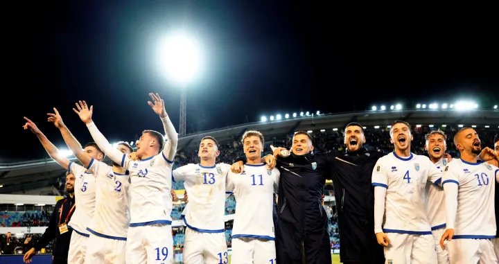 Soccer Football - FIFA World Cup - UEFA Qualifiers - Group B - Sweden v Kosovo - Ullevi, Gothenburg, Sweden - October 13, 2025 Kosovo players celebrate after the match Adam Ihse/TT News Agency via REUTERS  ATTENTION EDITORS - THIS IMAGE WAS PROVIDED BY A THIRD PARTY. SWEDEN OUT. NO COMMERCIAL OR EDITORIAL SALES IN SWEDEN./Foto: Adam Ihse