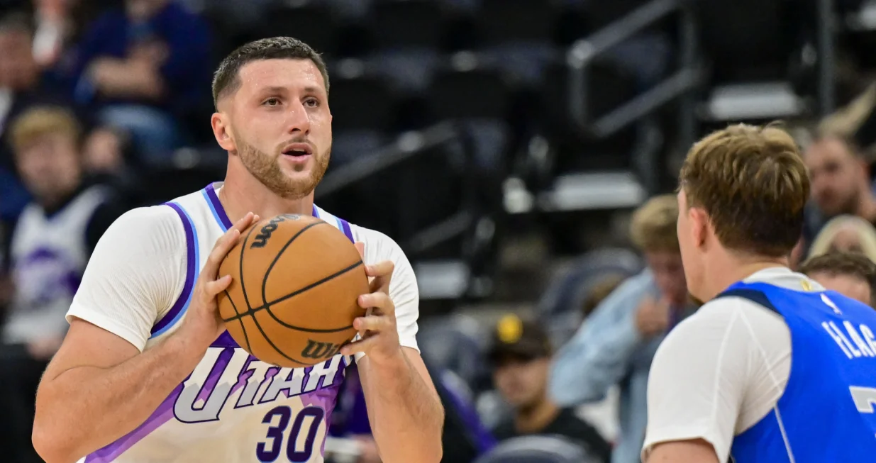 Oct 13, 2025; Salt Lake City, Utah, USA; Utah Jazz center Jusuf Nurkić (30) lines up his shot during the second half over Dallas Mavericks forward Cooper Flagg (32) at Delta Center. Mandatory Credit: Peter Creveling-Imagn Images/Foto: Peter Creveling
