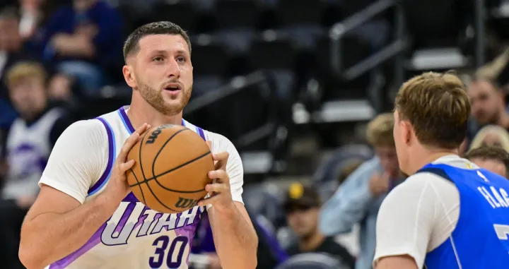Oct 13, 2025; Salt Lake City, Utah, USA; Utah Jazz center Jusuf Nurkić (30) lines up his shot during the second half over Dallas Mavericks forward Cooper Flagg (32) at Delta Center. Mandatory Credit: Peter Creveling-Imagn Images/Foto: Peter Creveling